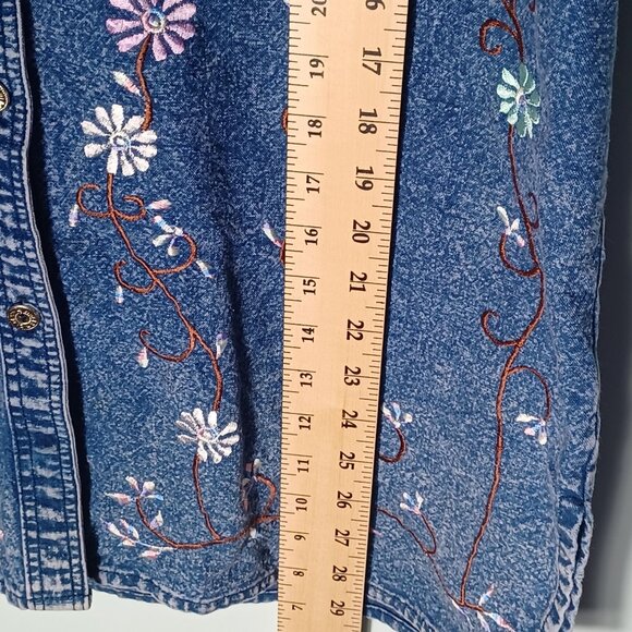 Vintage Denim Shirt Womens Medium Embroidered Floral Cottagecore Acid Wash 80s - Picture 6 of 9